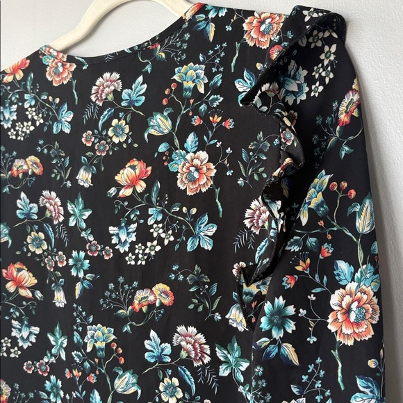 GORGEOUS! Black floral blouse with ruffle details and 3/4 length sleeves - Picture 11 of 12